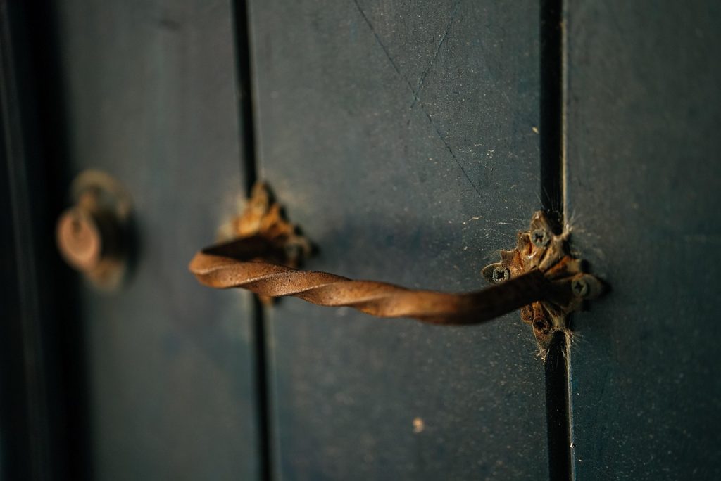Puerta de entrada de una vivienda cerrada con llave