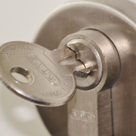Cerradura de una puerta de entrada vista de cerca