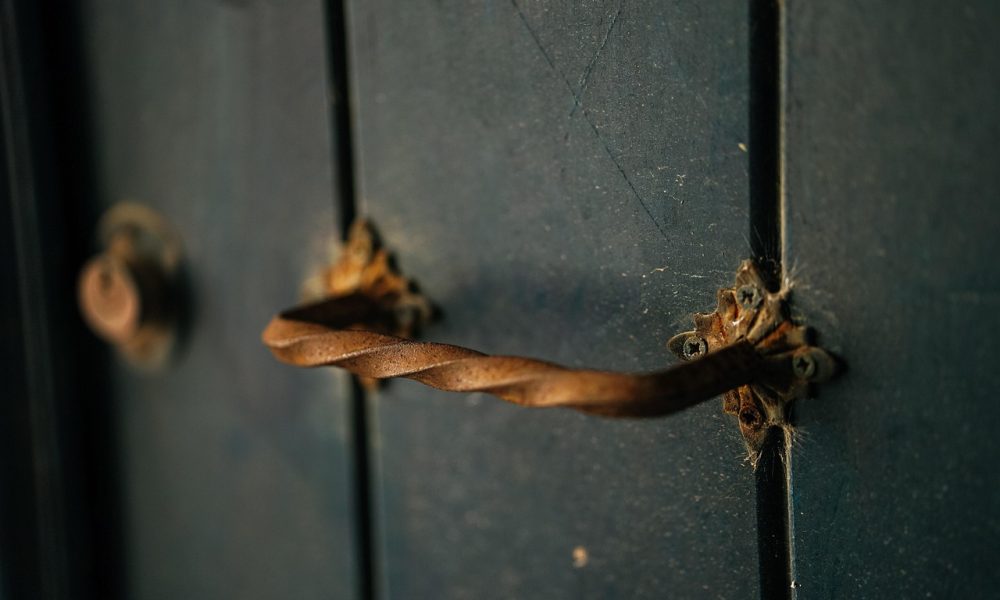 Puerta de entrada de una vivienda cerrada con llave